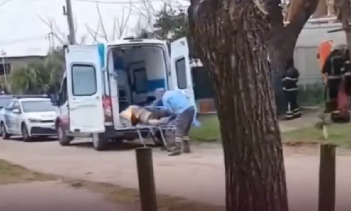 Mar de Ajó: enfermeros trasladaban a un hombre en una ambulancia y se les cayó de la camilla