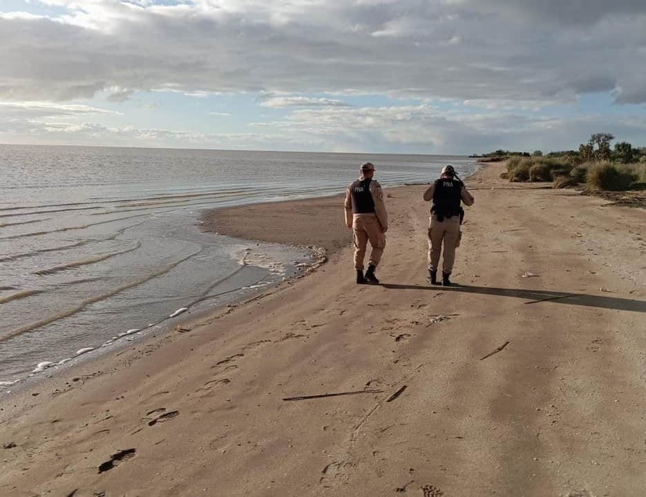 Continúa la búsqueda de los dos kayakistas desaparecidos en Santa Teresita: Prefectura amplió los operativos