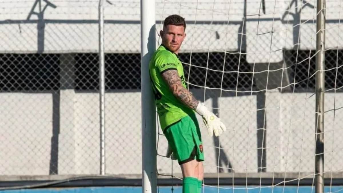 Escándalo en Bolivia por un arquero que se negó a atajar un penal: “Solamente el árbitro lo vio”