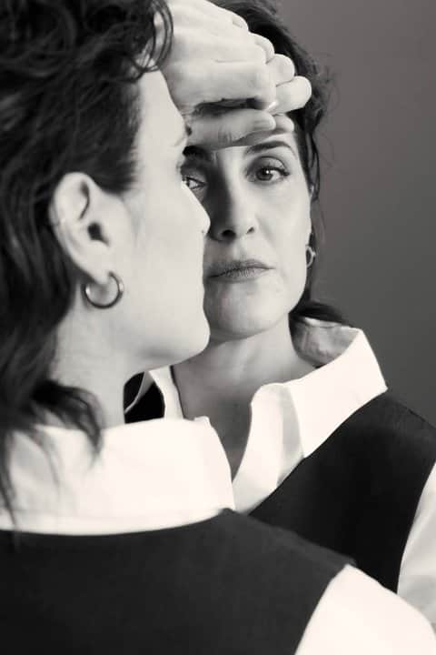 Julieta Díaz le pone el cuerpo a textos de Alfonsina Storni y a la música de Paquita la del Barrio