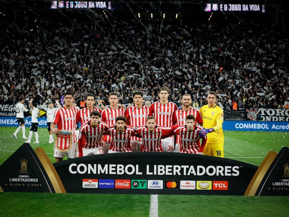 La policía de Brasil agredió a hinchas de Estudiantes por gritar el gol ante Corinthians
