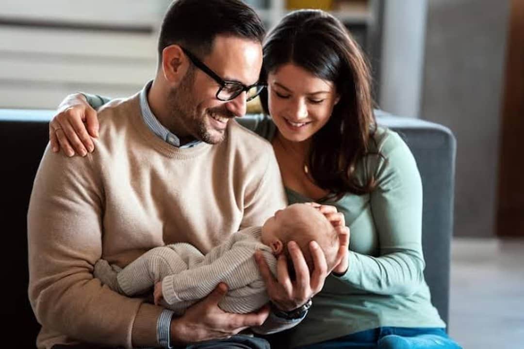 Baja natalidad en Argentina: la mayoría de los hombres quiere ser padre, pero la crianza sigue recayendo en las mujeres