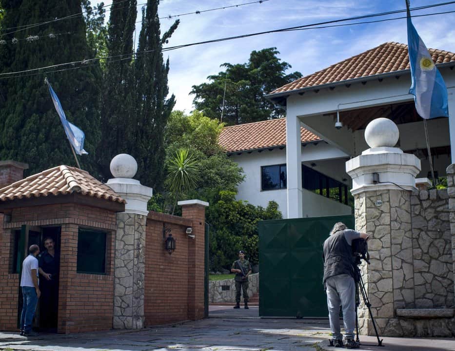 Una póliza privada aseguró como “personal de catering” al intendente de Olivos y a coordinadoras de la Quinta