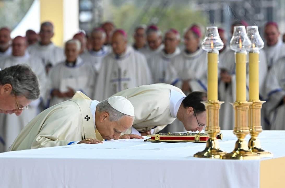 El papa celebró una misa multitudinaria en París