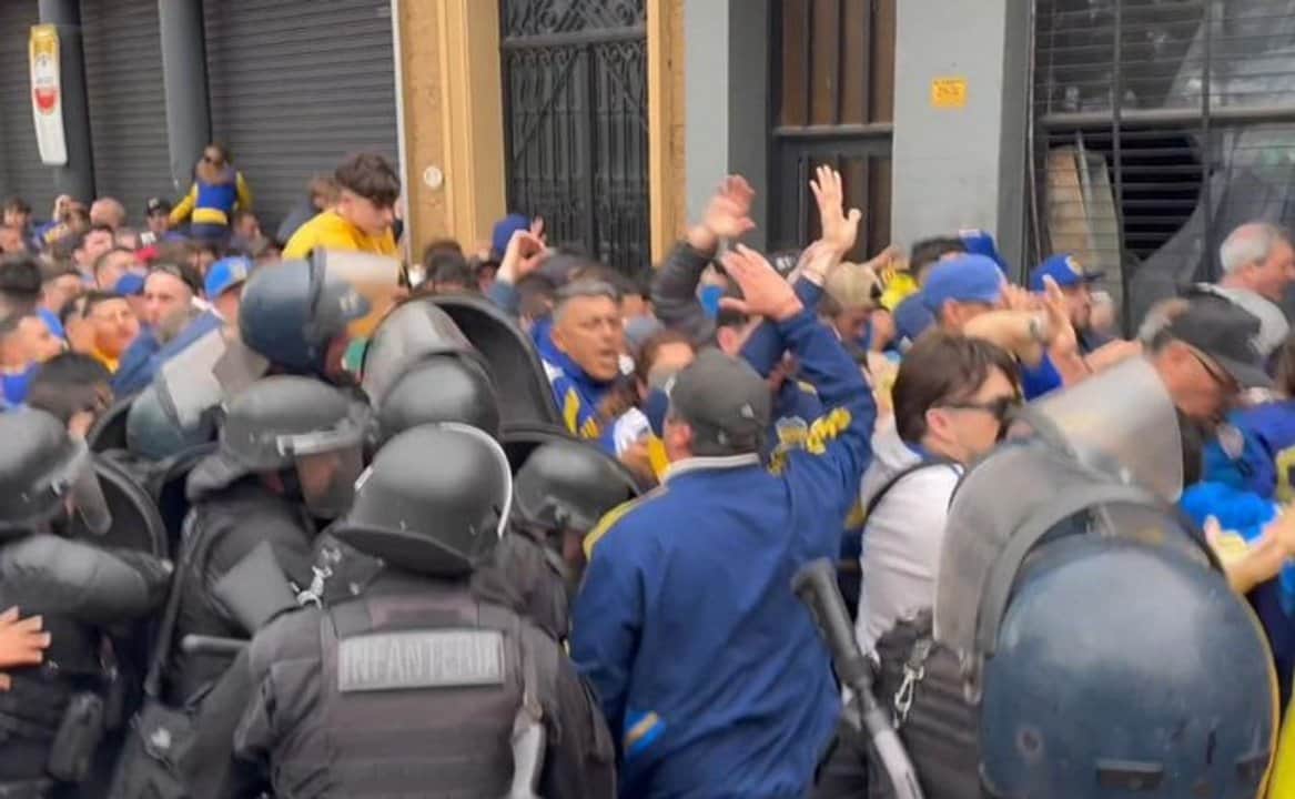 Incidentes antes de Boca-Racing: balas de goma y gases lacrimógenos contra hinchas del “Xeneize”