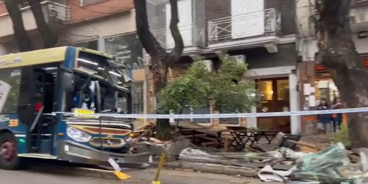 Colectivo fuera de control en Palermo: se subió a la vereda y atropelló a dos personas