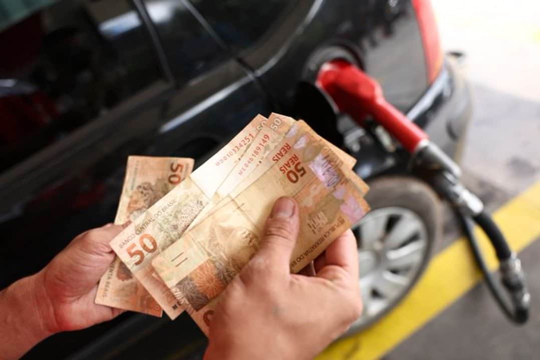 Brasil: Gobierno busca contener alzas "abusivas" en precios de combustibles