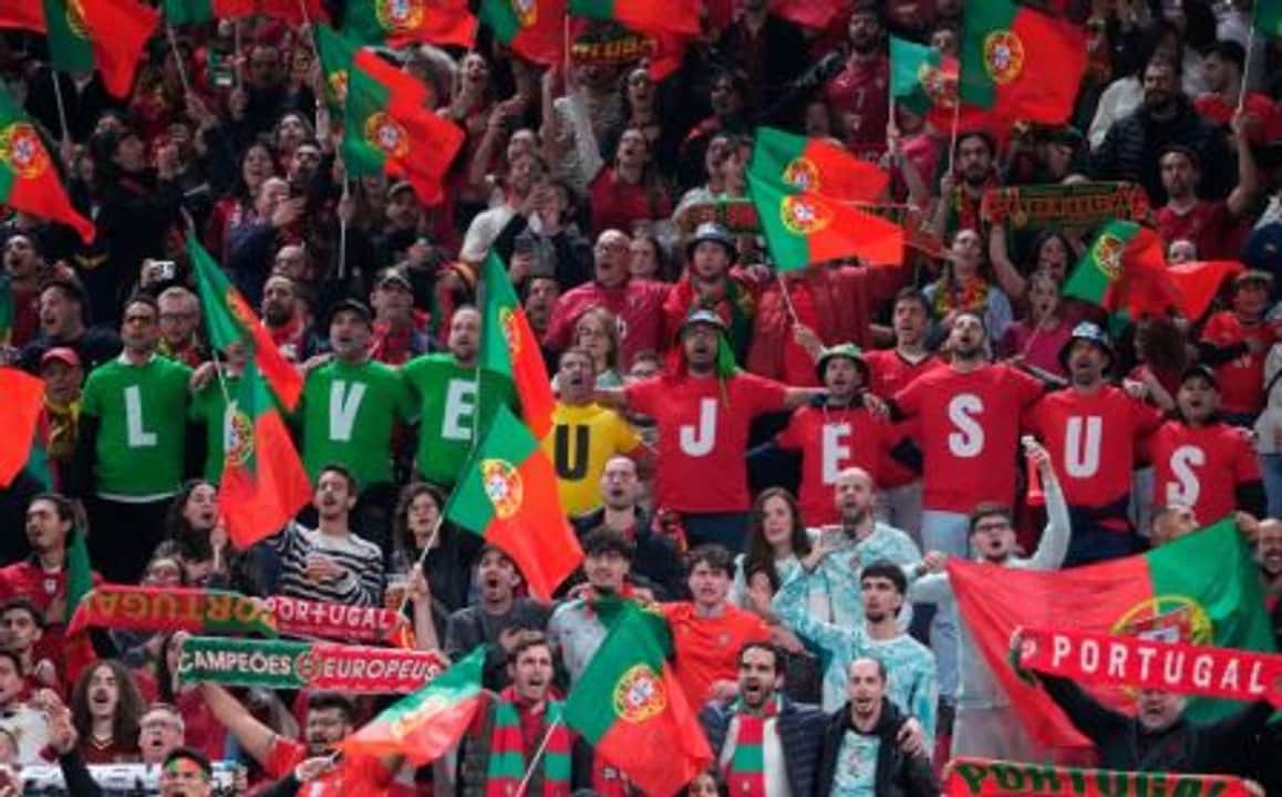 Un grupo de hinchas portugueses respaldó al DT en medio de su pelea con Cristiano Ronaldo