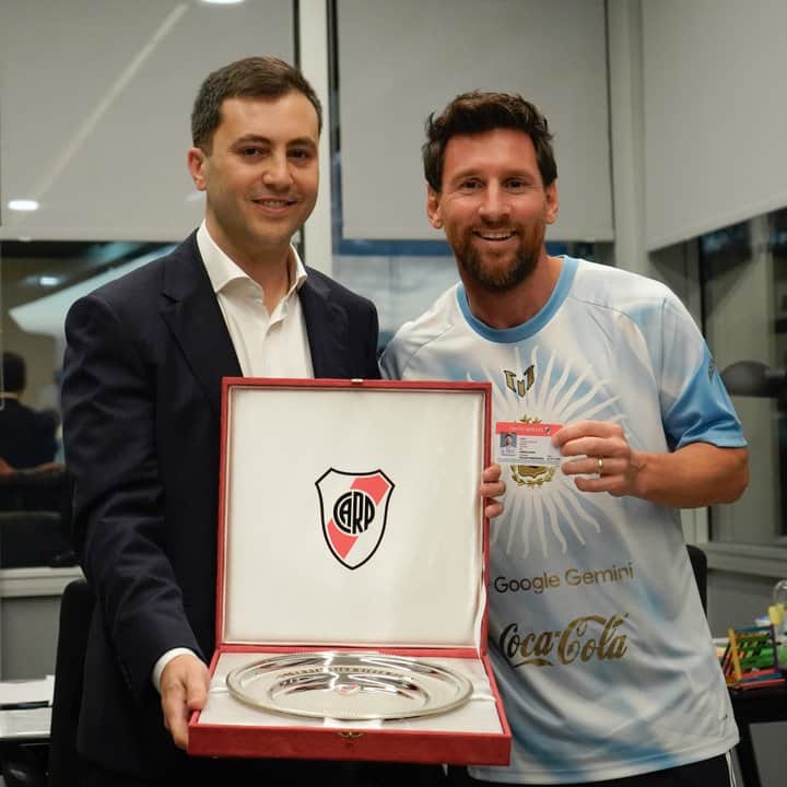 Lionel Messi fue nombrado socio honorario de River