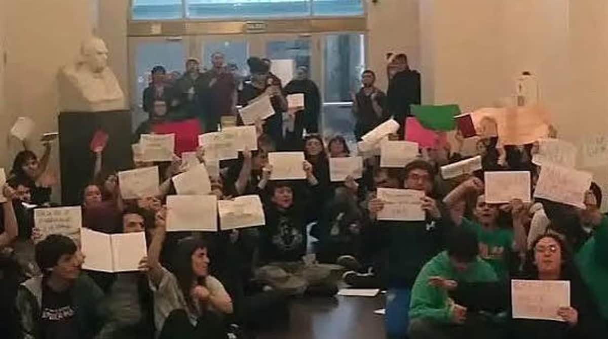 La Policía desalojó a estudiantes que habían ingresado al Palacio Pizzurno