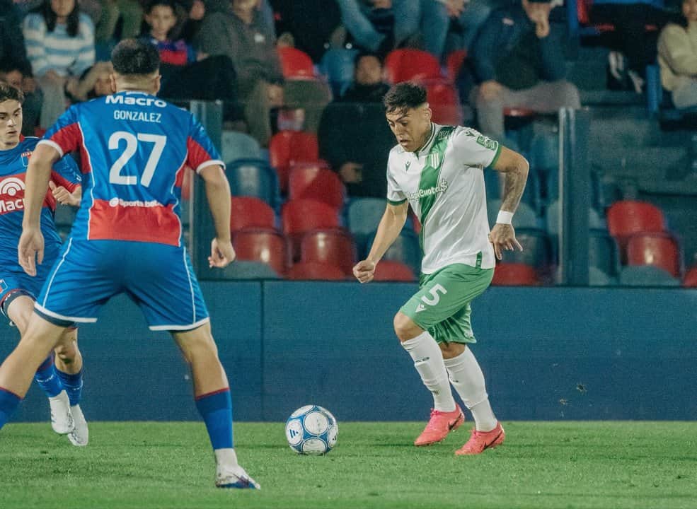 Banfield sufrió sobre el final pero derrotó a Tigre para alejarse de la pelea por no descender