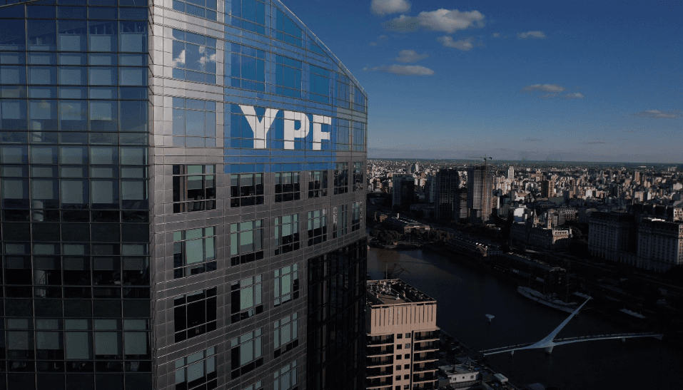Para esto sirve la nueva ley de biocombustibles: YPF invertirá 400 millones de dólares para elaborar SAF y HVO (¡con demanda asegurada!)