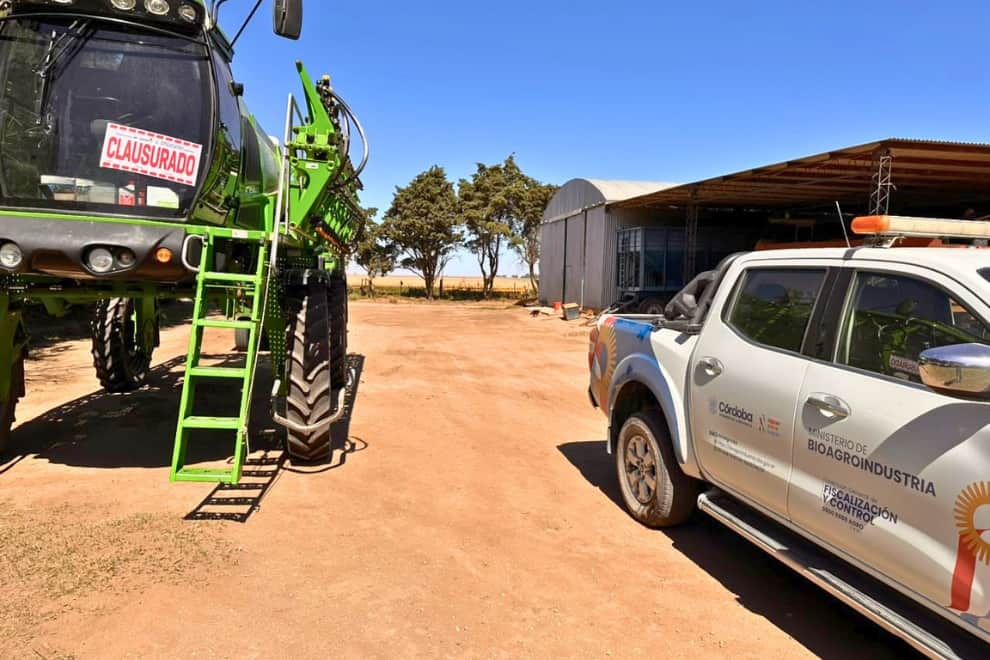 En Córdoba podés tener premios o castigos: Clausuraron maquinaria en infracción y entregaron aportes a productores que aplicaron buenas prácticas