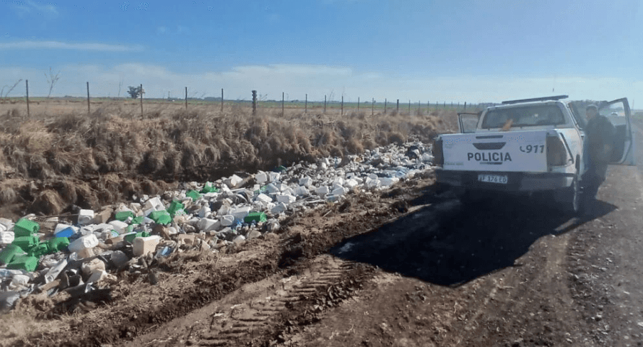 ¿No habíamos aprendido ya? Investigan el abandono de más de 200 envases de agroquímicos al costado de una ruta en Balcarce