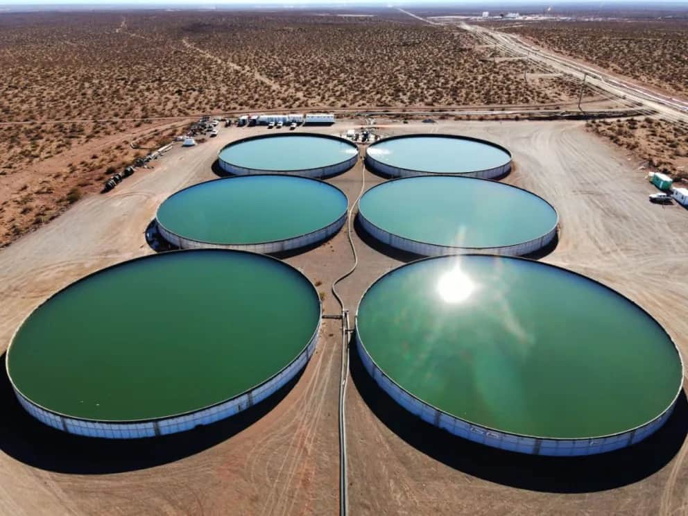 Aprovechar el agua antes de que llegue a Vaca Muerta: La idea detrás del proyecto que activa Neuquén, con el que pretende regar campos ubicados cerca de los pozos