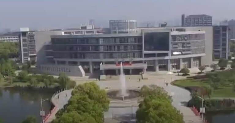 Mató a 8 personas con un cuchillo e hirió a otras 17 porque lo reprobaron y no pudo recibirse en un instituto en China