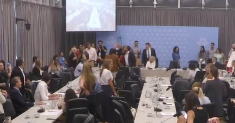 Escándalo, gritos e insultos entre dos diputados que se enfrentaron cara a cara en medio del debate por ludopatía y ciberapuestas