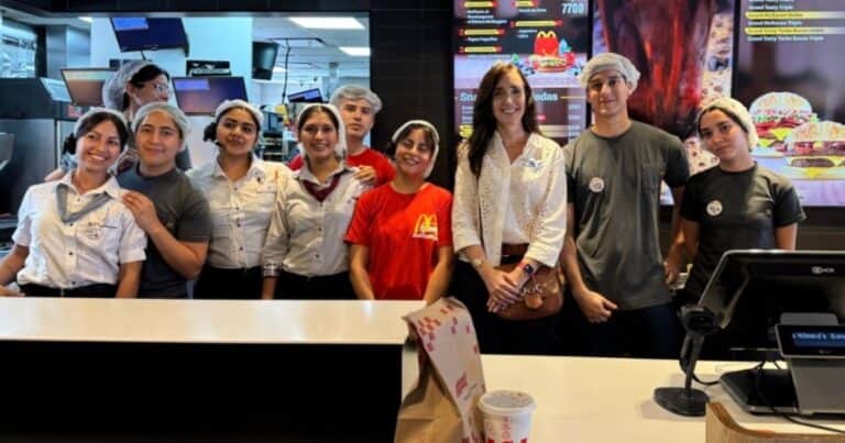 El combo de Victoria Villarruel: compró una hamburguesa y se sacó fotos en un local de comidas rápidas