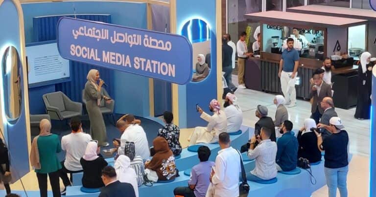 En la Feria del Libro de Sharjah, los expertos confían que la literatura «humana» sobrevivirá pese a los desafíos de la IA