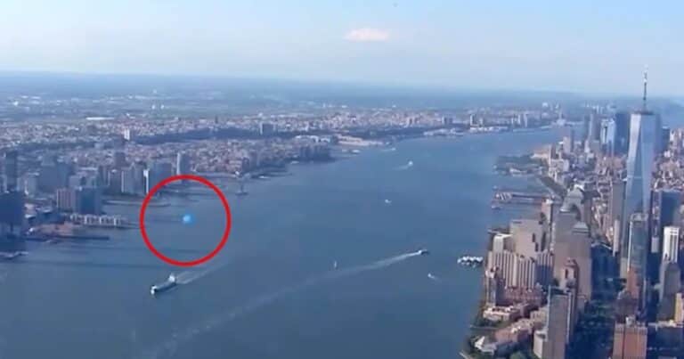 Conmoción en Nueva York: captan un misterioso objeto, en forma de orbe, volando a gran velocidad sobre el río Hudson