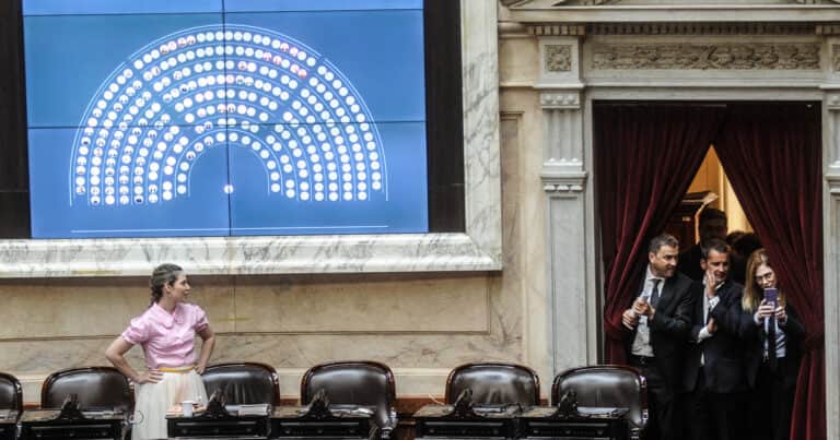 Con nuevas promesas a los dialoguistas, el oficialismo volvió a frustrar la sesión de Diputados para voltear el DNU de canje de deuda
