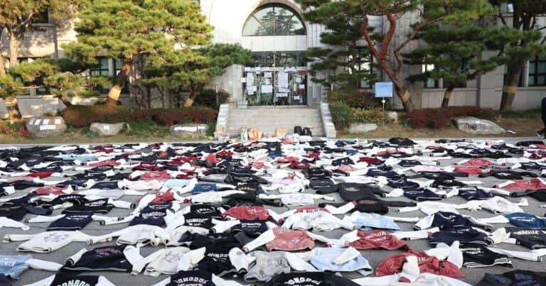 «Preferimos morir»: protestas en la universidad de mujeres de Corea del Sur por el plan de admitir estudiantes varones