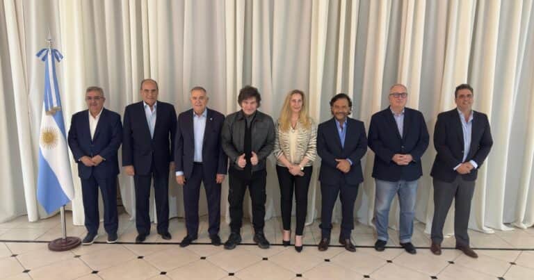 En medio de la discusión por el Presupuesto, un grupo de gobernadores adhirió al «plan canje» de deudas del Gobierno