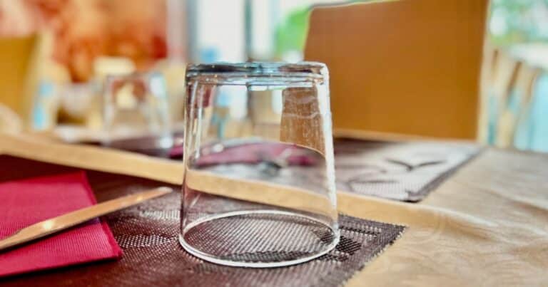 Cuál es el significado de poner un vaso boca abajo