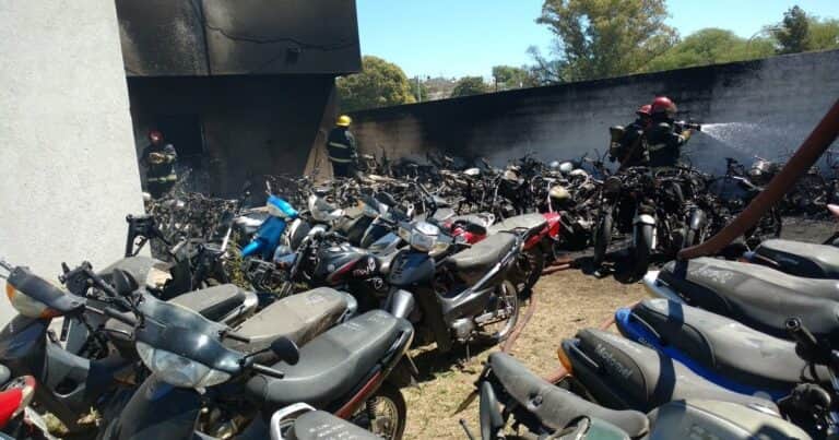 «Sí, afirma, anotame»: el asado en la comisaría que terminó con 79 motos quemadas
