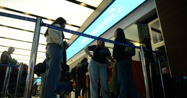 Turismo: cae casi 37% el ingreso de extranjeros y crece 38% los argentinos que viajan al exterior