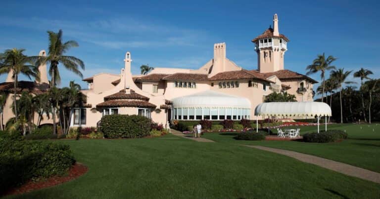 Milei se reúne con Trump en Mar-a-Lago: la historia de la lujosa mansión de Florida con 114 habitaciones y 30 baños