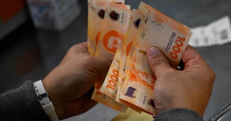 Sueldos: cómo terminan 2024 en la carrera con la inflación y qué aumentos prevén las empresas para 2025
