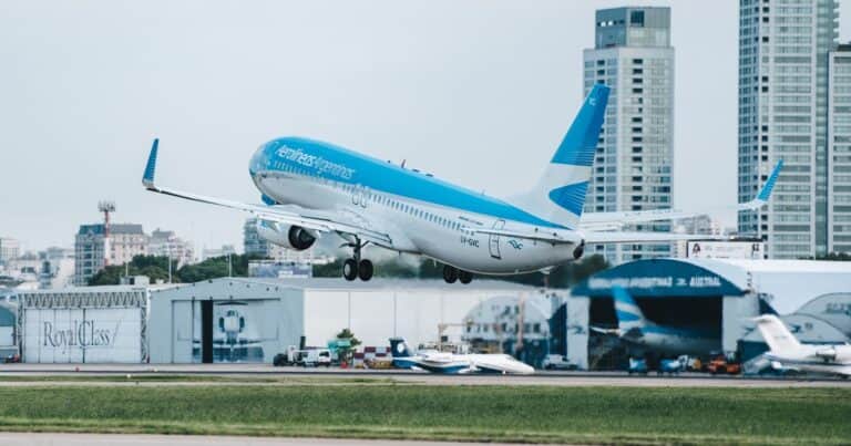 Acuerdo en Aerolíneas: un ahorro exiguo frente al déficit, pero que pavimenta el camino a la privatización