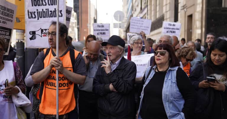 Bono para jubilados: lo cobran 5 millones de personas, con fuertes pérdidas durante 2024