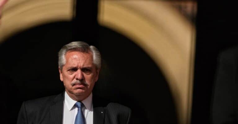 Aunque lo tiene prohibido, Alberto Fernández volvió a mandarle mensajes a Fabiola y violó la restricción del juez