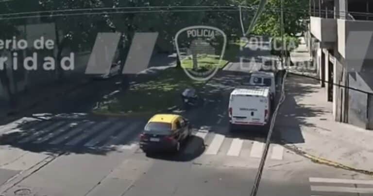 Impactante video: un taxista vio que dos motochorros le robaban a una mujer y los atropelló para que no escaparan