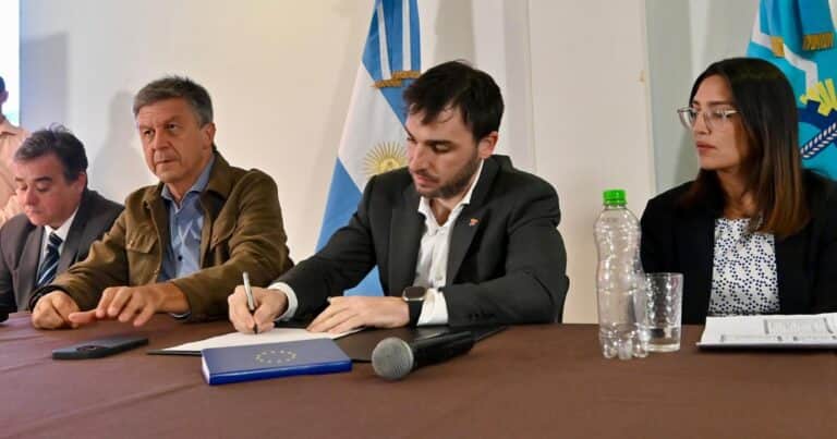 Motosierra en Chubut: eliminan 168 cargos políticos y anulan 250 contratos de empleados que no viven en la provincia