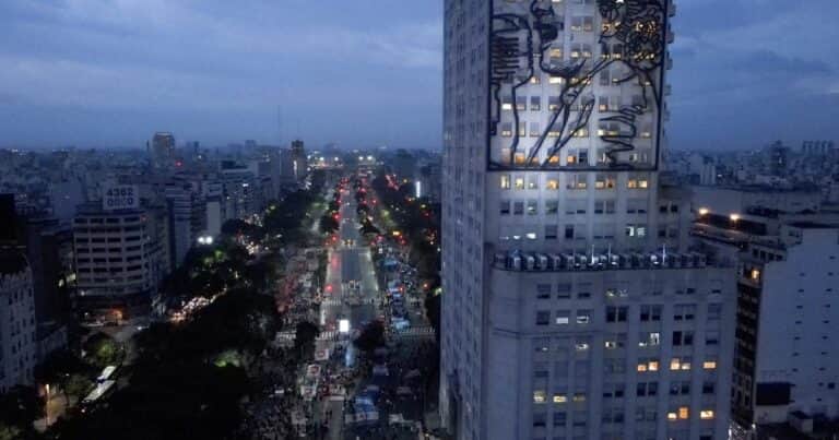 Javier Milei y sus medidas, EN VIVO: tras sacar bustos de Kirchner y simbología peronista, analizan cerrar y demoler el edificio Evita de la 9 de julio
