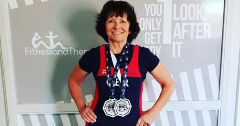 Quién es la «abuela más fuerte del mundo»: tiene 70 años y es campeona en levantamiento de pesas