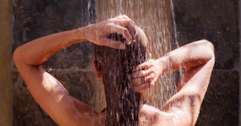 Por qué hay que bañarse siempre por la noche, según expertos