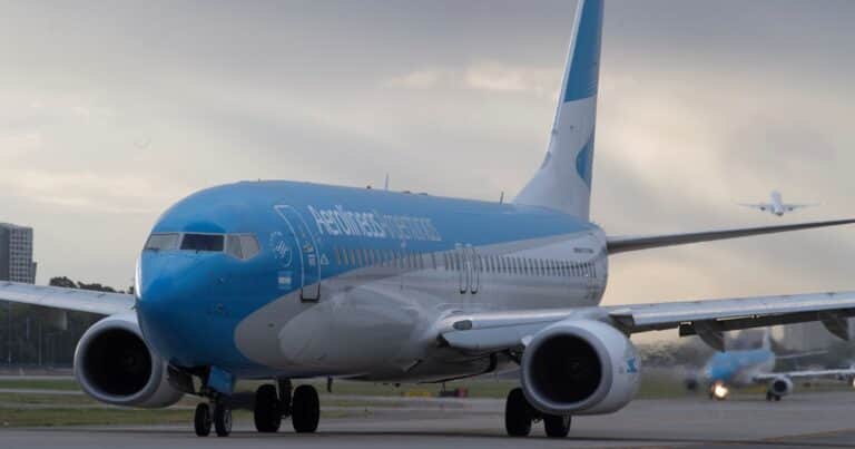 Aerolíneas Argentinas: un think tank local le puso precio a su posible quiebra y recomienda no venderla