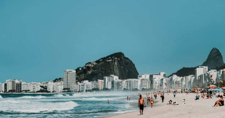 El turismo y el «efecto Brasil» meten presión sobre el dólar y el Banco Central