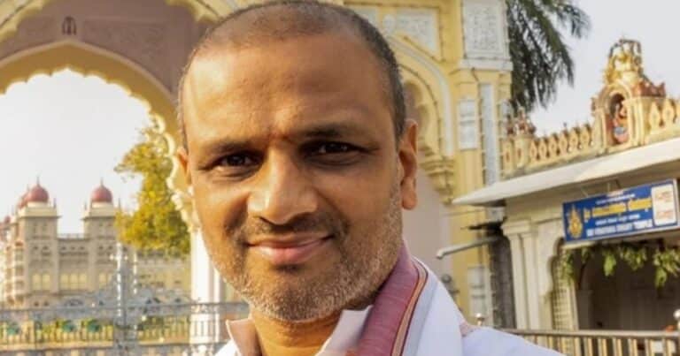 Quién era Sharath Jois, el gurú del Ashtanga yoga que murió a los 53 años
