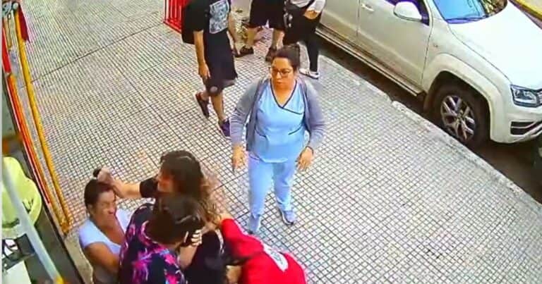Mandó a su hijo de 5 años a robar a un negocio y, porque la dueña lo descubrió, fue para agarrarla a trompadas