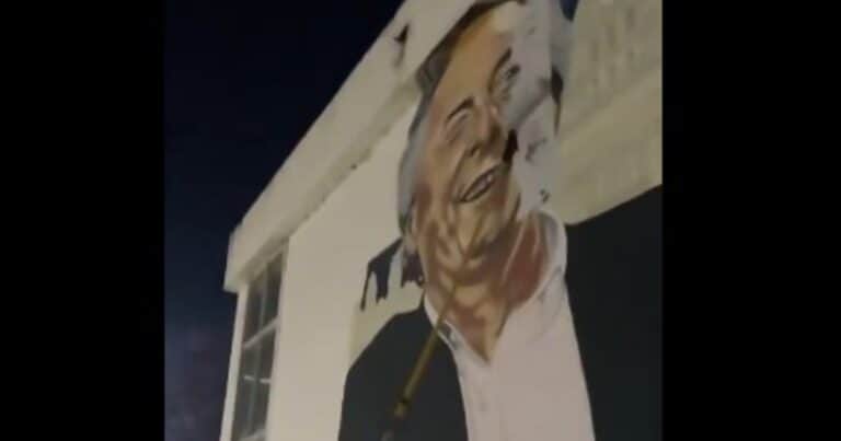 El Gobierno ahora tapó un mural de Néstor Kirchner en la sede del Correo Argentino en Retiro: «Los edificios públicos son de todos los argentinos»