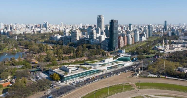 Ola Palermo: cómo es el centro comercial que visitó Milei y ya abrió con las primeras oficinas y marcas