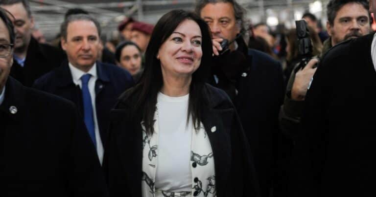«Los edificios públicos son de todos», aseguró Sandra Pettovello y mostró cómo retiraban fotos de Evita en sedes gubernamentales
