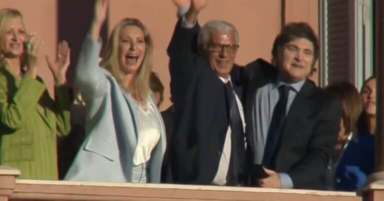 Javier Milei saludó desde el balcón de Casa Rosada con todo el gabinete y Yuyito González
