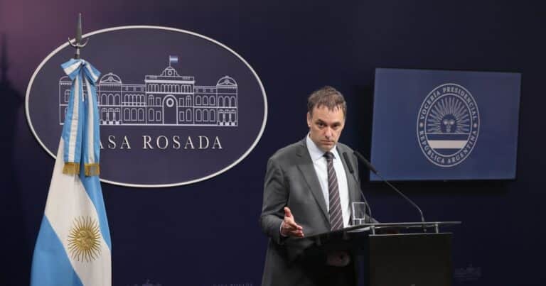 El Gobierno anunció que impulsará una reforma del régimen migratorio para cobrar a los extranjeros la salud y las universidades