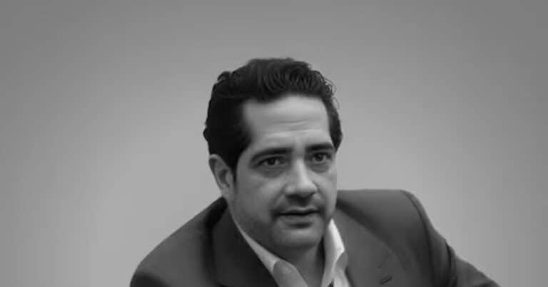 Petro pierde a su embajador en Tailandia: el escritor Daniel Mendoza renuncia por sus posteos en redes